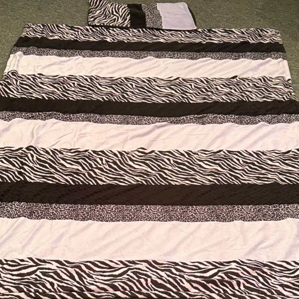 Zebra Stripe Bedding Set - Black and White